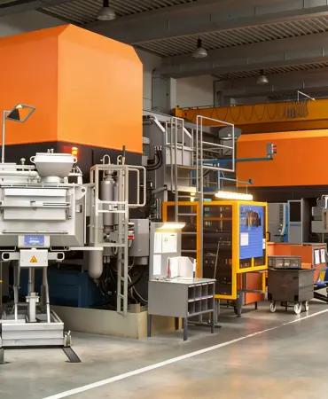 ダイカスト工場の作業風景2