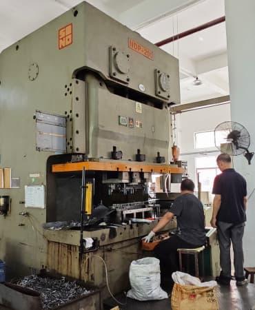 300T順送金型スタンピングシステム