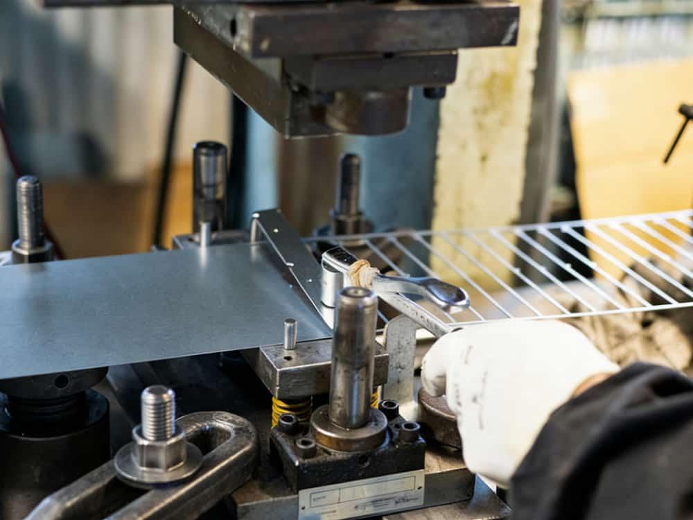 LSマニュファクチャリングによる金属プレス加工