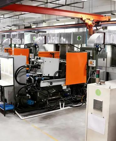 ダイカスト工場の作業風景1