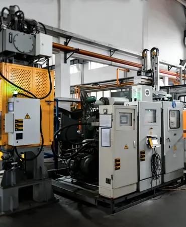 ダイカスト工場の作業風景4