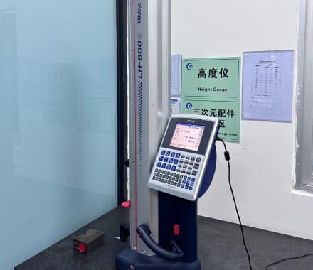 大型のプレス加工された構造部品のロボットによる青色光 3D スキャン